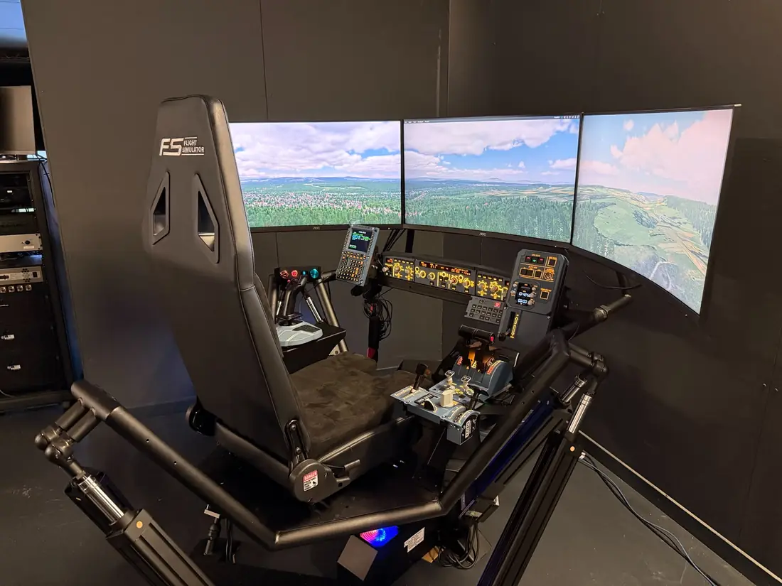 Airliner cockpit on a 6DOF motion platform with three curved screens