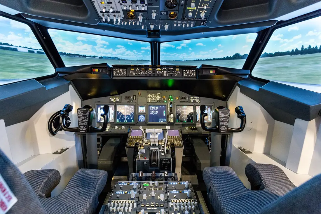 YesWeSim Boeing 737 flight deck with wraparound visuals