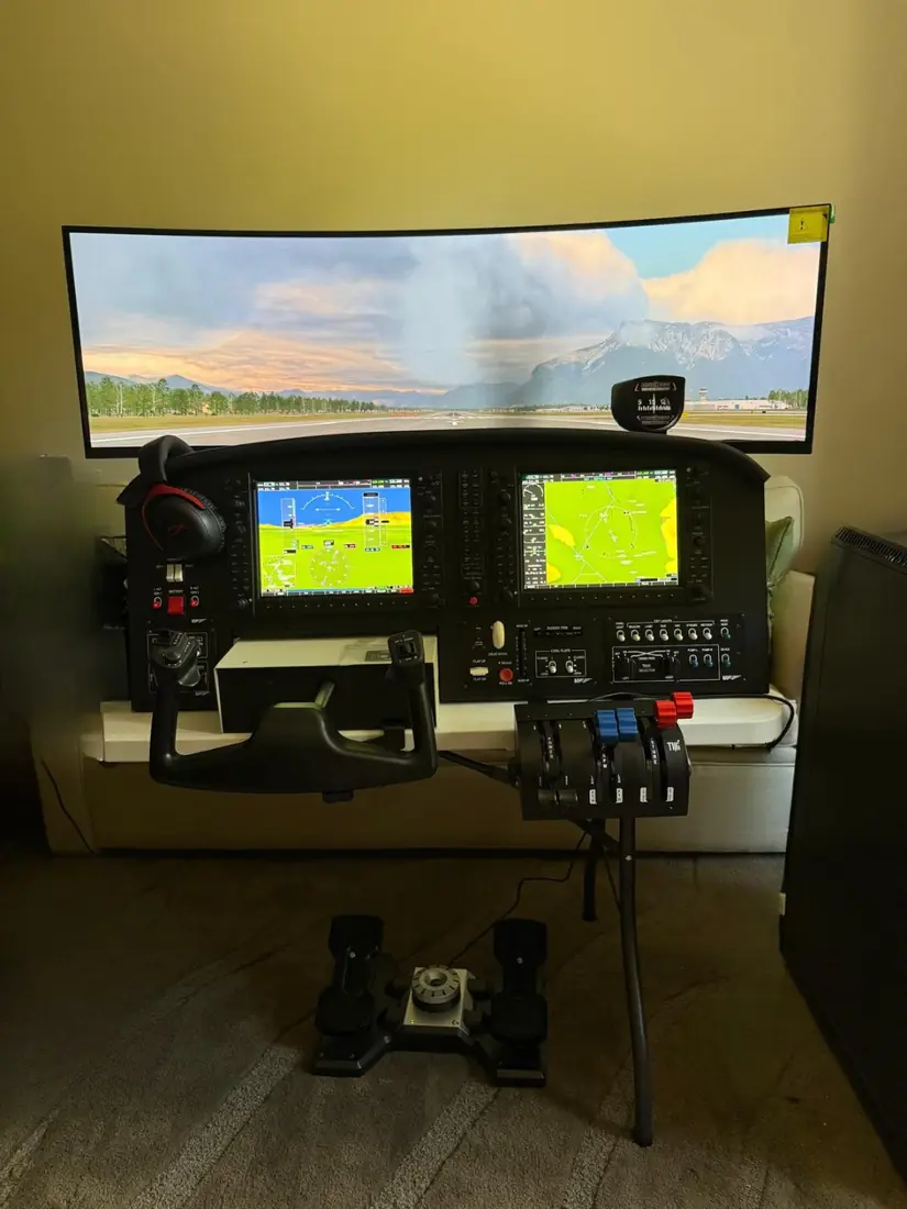 Cessna 172 G1000 simulator with yoke and rudder pedals