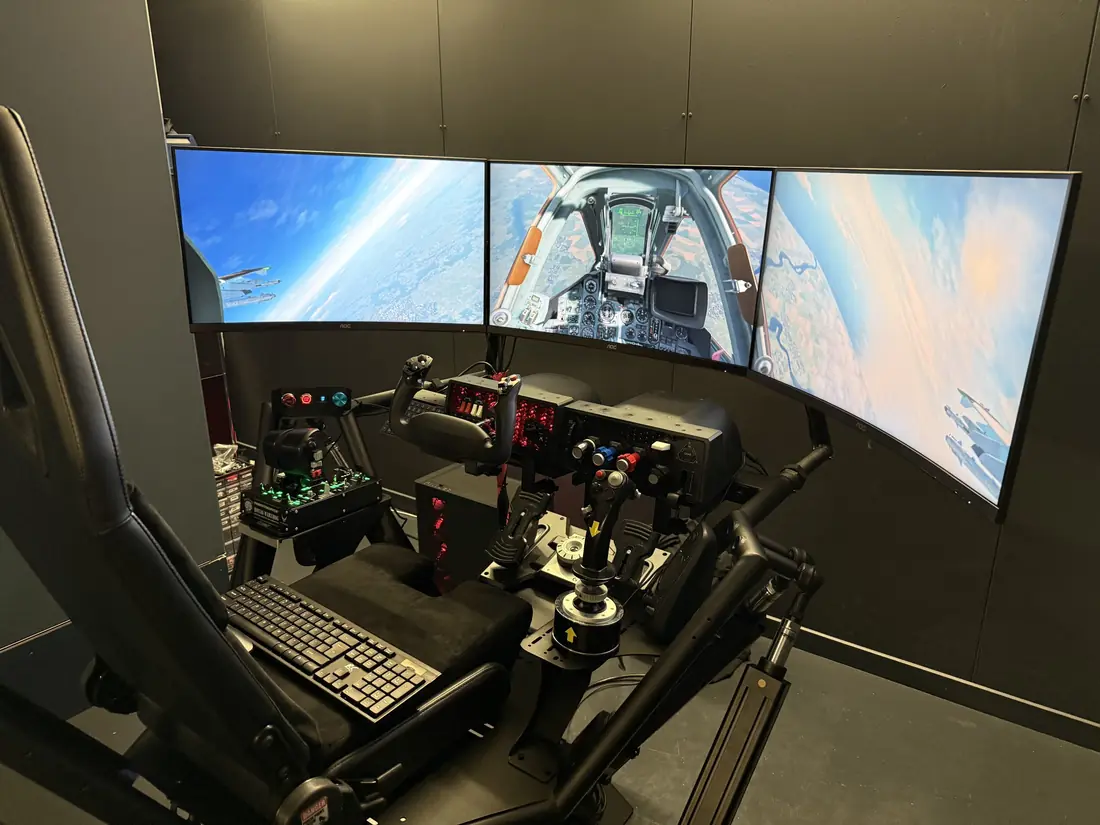 F18 fighter cockpit on a 6DOF motion platform