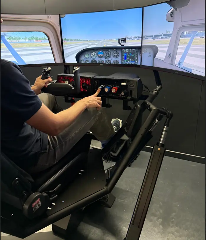 Light aircraft cockpit on a 6DOF motion platform