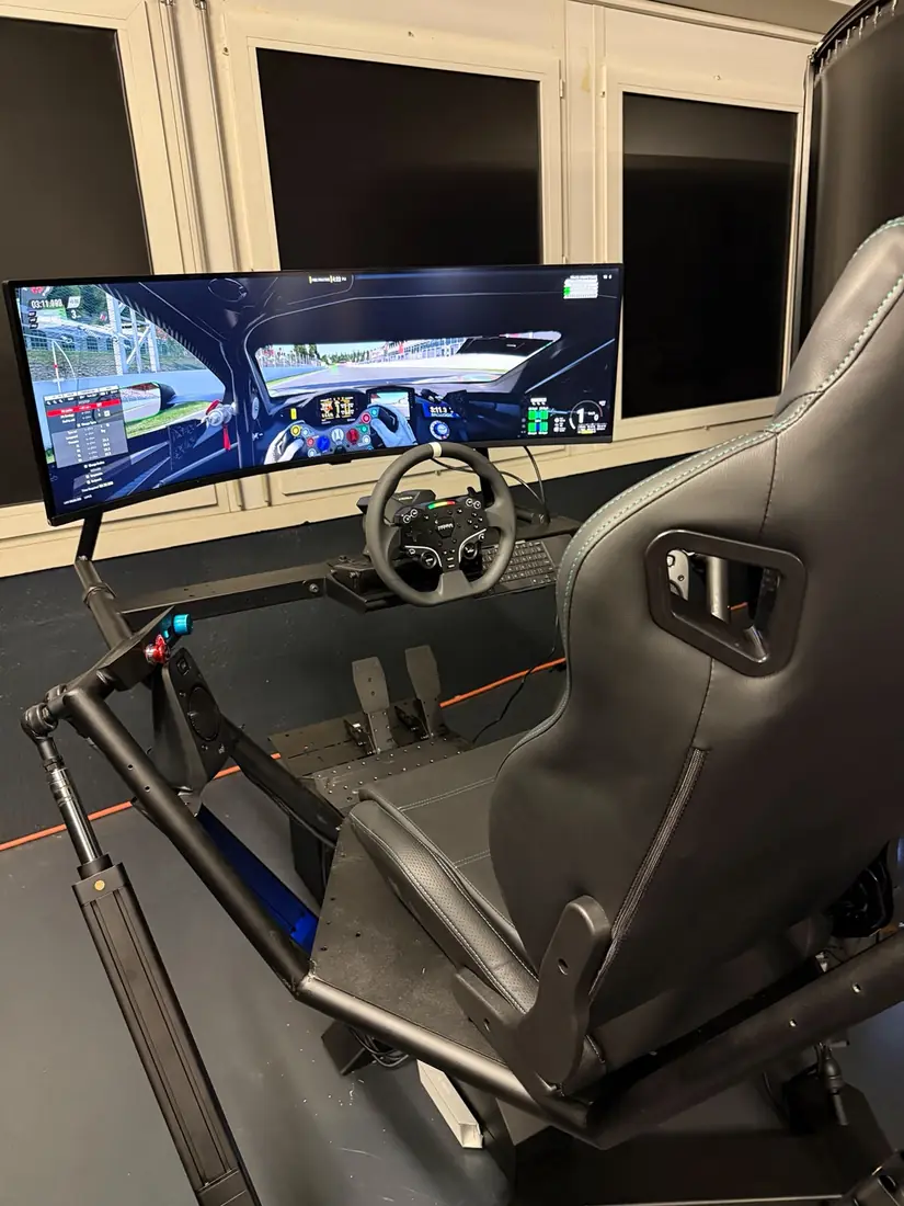 Racing cockpit with wheel and pedals on a 6DOF motion platform